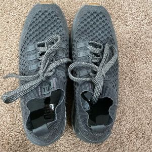 Nobull men’s 6.5, women’s sz 8 unisex knit runner. Dark Grey, barely worn.